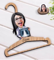 BK Gift Kişiye Özel Kadın Radyolojist Karikatürlü Standart Boy Ahşap Elbise Askısı-1