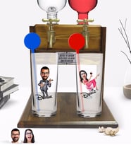 BK Gift Kişiye Özel Renkli Baskılı Erkek ve Kadın Karikatürlü İkili Vodka Bardağı ve Çift Musluklu Doğal Ahşap Vodka Standı-6 (Model 1)