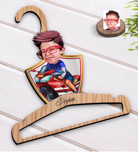 BK Gift Kişiye Özel Motorcu Çocuk Karikatürlü Standart Boy Ahşap Elbise Askısı-1