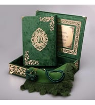 Şal + Tesbih + Kuran Hediye Seti (Orta Boy, ŞemsLafzatullah, Gold Pleksi, Raşel Kutu, Yeşil)