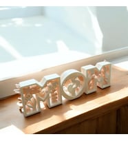 Dekoratif “MOM” Yazılı Anneler Günü Figürü - 26x2.5x7 cm