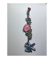 31X6 CM PEMBE GÜL YEŞİL YAPRAKLI FİYONKLU ÜTÜ İLE YAPIŞAN NAKIŞLI APLİKE YAMA DİKİŞ GÜPÜR NAKIŞ