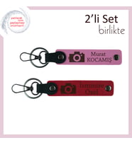 Objektife Bakan Her Gülüş İçin, Kamera Temalı, Kişisel İsimli Anahtarlık Seti, Pembe-Kırmızı