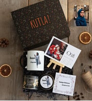 Kişiye Özel Karikatürlü İkon Hediye Kutusu - Kişiye Özel Kupa Standart, Çay, Takvim, Mum Doğum Günü Hediyesi