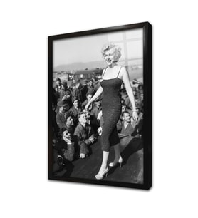 Marliyn Monroe Kalabalık Arasından Yürürken Çerçeveli Cam Tablo