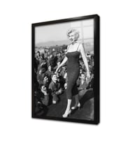 Marliyn Monroe Kalabalık Arasından Yürürken Çerçeveli Cam Tablo