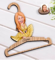 BK Gift Kişiye Özel Marilyn Monroe Karikatürlü Standart Boy Ahşap Elbise Askısı-1