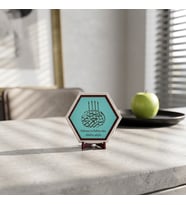 Sanatsal Hat Yazısıyla Bezeli Dekoratif Masaüstü Parçası, Yaşam Alanlarına Değer Katan Özel Bir Aksesuar 10x10 cm