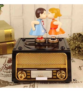 Nostaljik Radyo Görünümlü Hareketli Kurmalı Öpüşen Çift Müzik Kutusu Vintage Konsept Hediyelik Retro Tasarım Takı Çekmeceli Romantik Dekoratif Set