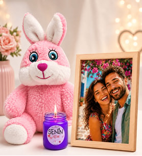 Kişiye Özel Fotoğraflı Ahşap Çerçeve Kokulu Mum ve Pembe Peluş Tavşan Hediye Seti