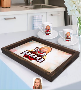BK Gift Kişiye Özel Kadın Barbekü Chef Karikatürlü Doğal Ahşap Tepsi ve 2’li Kahve Fincan Seti-1