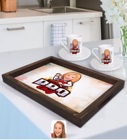 BK Gift Kişiye Özel Kadın Barbekü Chef Karikatürlü Doğal Ahşap Tepsi ve 2’li Kahve Fincan Seti-1