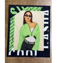 24X19 CM NEON YEŞİL GİYİMLİ KAADIN GÖRSELLİ ARMA APLİKE DİKİŞ AKSESUARI