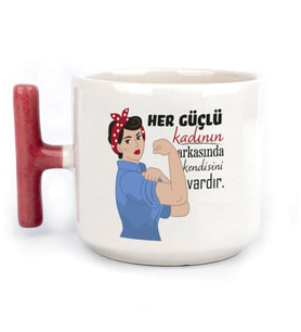 Her Güçlü Kadının Arkasında Kendisi Vardır Baskılı Kadınlar Günü Kırmızı Kulplu T Kupa