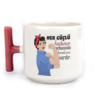 Her Güçlü Kadının Arkasında Kendisi Vardır Baskılı Kadınlar Günü Kırmızı Kulplu T Kupa