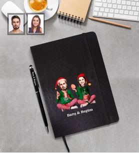 Kişiye Özel Yılbaşı Sevgili Karikatürlü Siyah Defter Kalem Hediye Seti Model-5