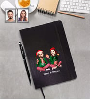 Kişiye Özel Yılbaşı Sevgili Karikatürlü Siyah Defter Kalem Hediye Seti Model-5