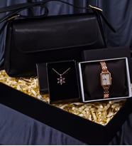 Siyah Kadın Omuz Çantası& Mor Nilüfer Çiçeği Kolye& Spectrum Rose Gold Renk Metal Kordon Dikdörtgen Kadranlı Kadın Kol Saati Hediye Seti