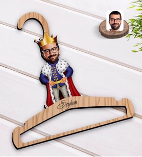 BK Gift Kişiye Özel Kral Karikatürlü Standart Boy Ahşap Elbise Askısı-1