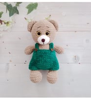 Yeşil Tulumlu Sevimli Ayıcık Amigurumi Organik Oyuncak