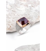 Gümüş Fasetli Garnet Taşlı Çizgili Kasalı Erkek Yüzük