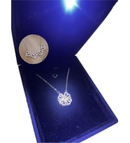 Lüks Işıklı Kutuda 925 Ayar Gümüş Kaplama Açılır Yonca Taşlı Kalpli Kolye (Silver)