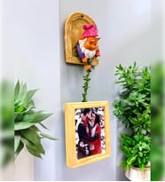Ahşap Fotoğraf Çerçevesi ve Şans Cücesi  Bahçe Süsü Duvar Süsü Balkon Süsü  Dekoratif Obje