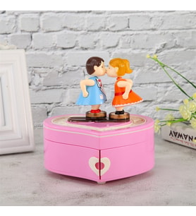 Kalp Tasarımlı Öpüşen Aşıklar Temalı Hareketli Müzik Kutusu​ Pembe