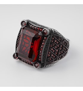 Yeni Model 925 Ayar Gümüş Erkek Yüzük Zirkon Taşlı Yanlardan Mini Zirkon Taş Süslemeli (Kırmızı)