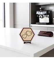 Estetik İkili Kalp Desenli Masaüstü Aksesuarı Kahve Köşelerinizi Modern Çizgilerle Tamamlayan Şık Obje 10x10 cm
