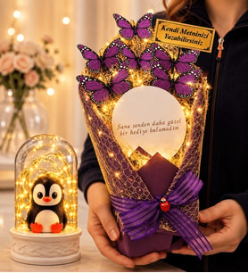 Kişiye Özel LED Işıklı Aynalı Mor Kelebek Buketi ve LED Işıklı Penguenli Fanus Hediye Seti