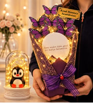 Kişiye Özel LED Işıklı Aynalı Mor Kelebek Buketi ve LED Işıklı Penguenli Fanus Hediye Seti