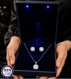 Işıklı Kutu İçerisinde 925 Ayar Gümüş Zirkon Taşlı Kare Montürlü Kolye ve Küpe Seti