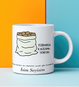 Komik - Esprili Kupa YERİMDEN KALKAMIYORUM Tasarımlı İsim Soyisim Yazılı Kişiye Özel Kupa Bardak