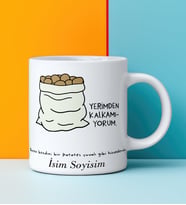 Komik - Esprili Kupa YERİMDEN KALKAMIYORUM Tasarımlı İsim Soyisim Yazılı Kişiye Özel Kupa Bardak