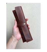ALESTA LEATHER İsme Özel El Yapımı Hakiki Deri Kalemlik (Koyu Taba)