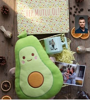 Kişiye Özel Karikatürlü Never Give Up Motivasyon Hediye Kutusu - Kişiye Özel T Pastel Kupa, Peluş Yastık, Fotoğraf 1 Adet Doğum Günü Hediyesi