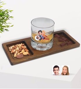 BK Gift Kişiye Özel Sevgililer Karikatürlü Viski Bardağı ve Doğal Masif Ahşap Dikdörtgen Sunum Tabağı Çerezlik Hediye Seti-11