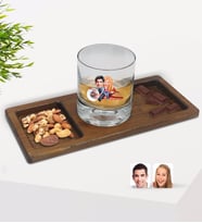 BK Gift Kişiye Özel Sevgililer Karikatürlü Viski Bardağı ve Doğal Masif Ahşap Dikdörtgen Sunum Tabağı Çerezlik Hediye Seti-11