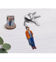 BK Gift Kişiye Özel Tam Boy Erkek Karikatürlü Ahşap Anahtarlık-1 (Beyaz)