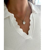 Yuvarlak Plaka Detaylı Zirkon ve Baget Taş Vintage Minimal Çelik Kolye