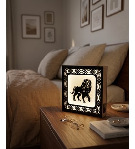 Aslan Figürlü LED Gece Lambası – Dekoratif Ahşap Çerçeveli Masaüstü Lamba 14x14 cm