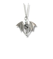 Gothic Kanatlı İskelet Figürlü Unisex Kolye – 60 cm Zincirli, Gotik ve Karizmatik Tasarım (Gümüş)