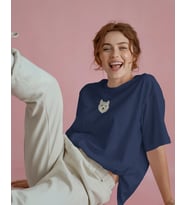 Beyaz Husky Köpek Baskılı Unisex Oversize Tişört – Minimal Mavi Gözlü Husky Tasarım (Lacivert)
