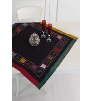 Gaziantep Bordürlü Meydaniye Yamalı Çiçek İşlemeli 90x90 cm Masa Örtüsü (Siyah)