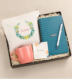 Kişiye Özel Defter & Gümüş Renk Detaylı Beyaz Tükenmez Kalem & Pembe Kupa & Bez El Çantası Hediye Seti