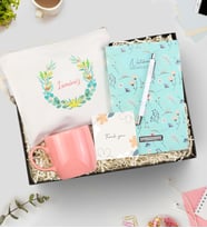 Kişiye Özel Yeşil Tasarım Defter & Gümüş Renk Detaylı Beyaz Tükenmez Kalem & Pembe Kupa & Bez El Çantası Hediye Seti