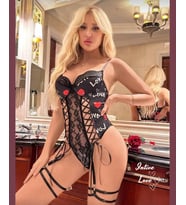 Intive Love ve Öpücük Desenli Yanlardan Bağlamalı Jartiyerli Bacak Aksesuarlı Babydoll (Siyah)