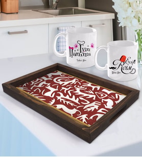 BK Gift Kişiye Özel Evin Hanımı ve Evin Reisi Tasarımlı 2'li Kupa Bardak Seti ve Doğal Ahşap Tepsi-1