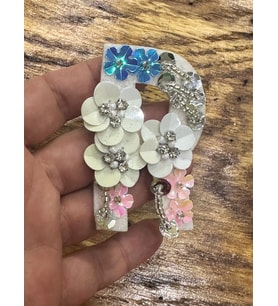ZİRKON TAŞLI ÇİÇEKLİ PAYETLİ R HARFİ ARMA DİKİŞ APLİKE 7X4 CM